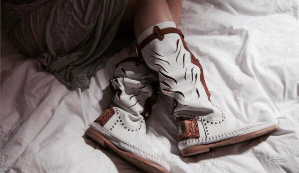 i18_bed I18 Mozzarella Cognac