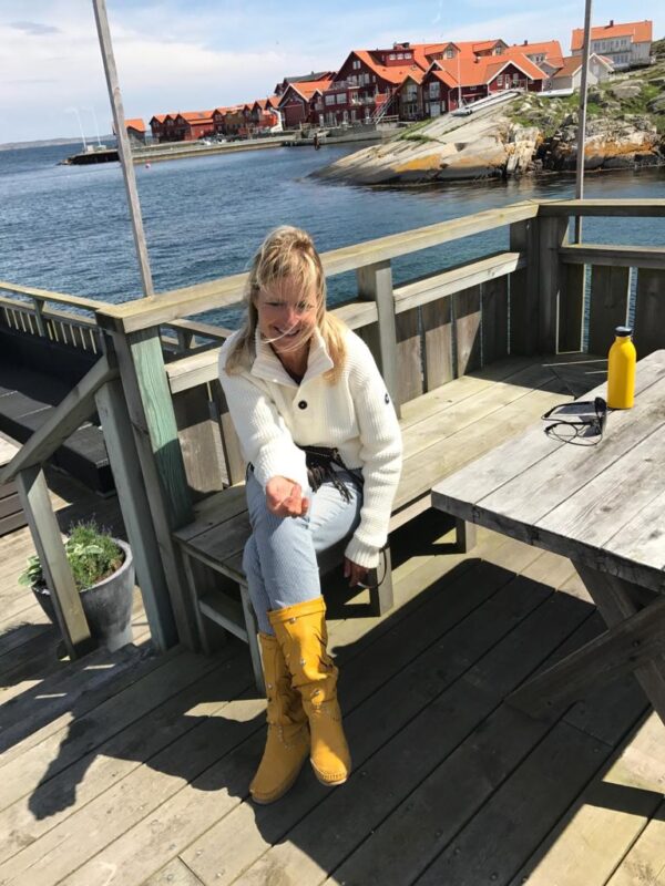 karma_of_charme_i18_zafferano_yellow_carla_laughing I18 Zafferano