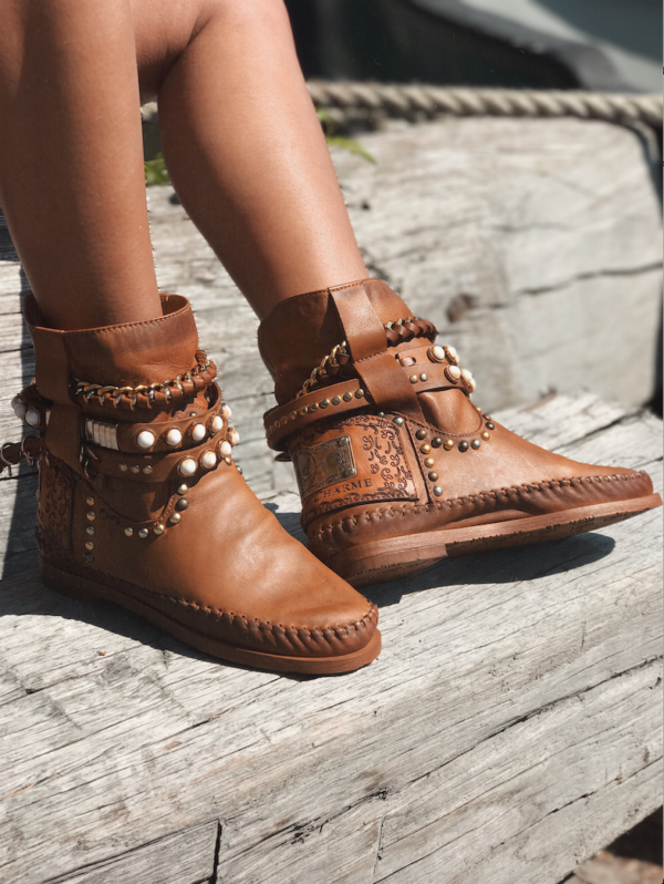 karmaofcharme_stra2queen_cognac1.jpg Stra2 Queen Cognac