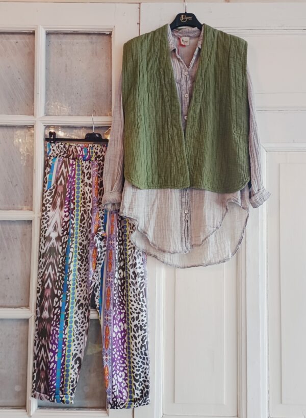 setje_gilet_groen_tiger_pant_en_grey_blouse_1 Johanna Paris - Crinkle Blouse