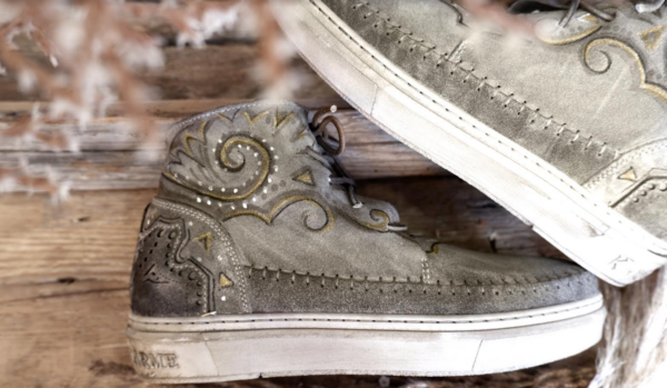 uluru_sneaker_1.1618_schuin_diagonal Uluru Sneaker Akoya Artwork